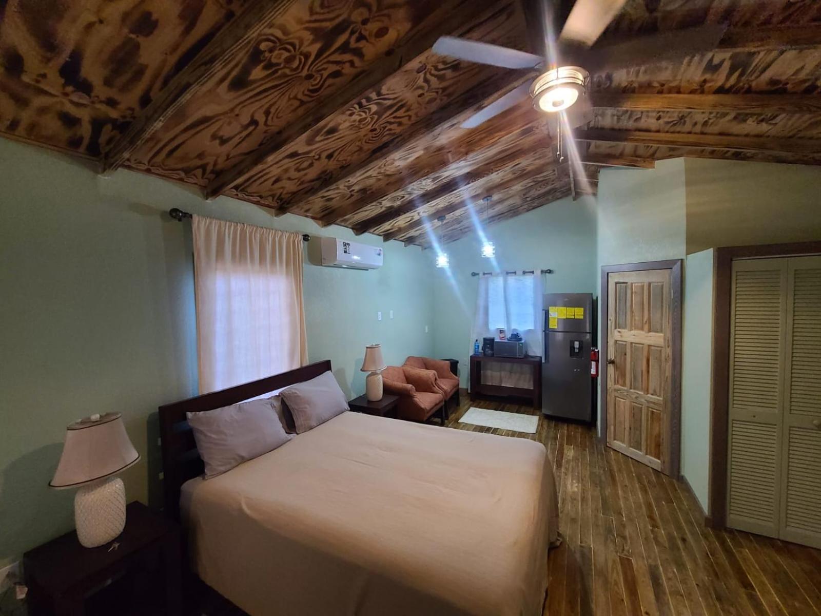 Bed and Breakfast Tuquil-Ha Ladyville Esterno foto