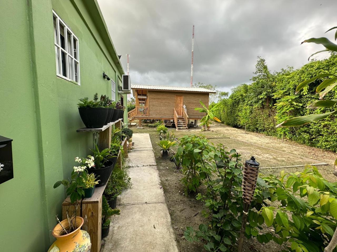 Bed and Breakfast Tuquil-Ha Ladyville Esterno foto