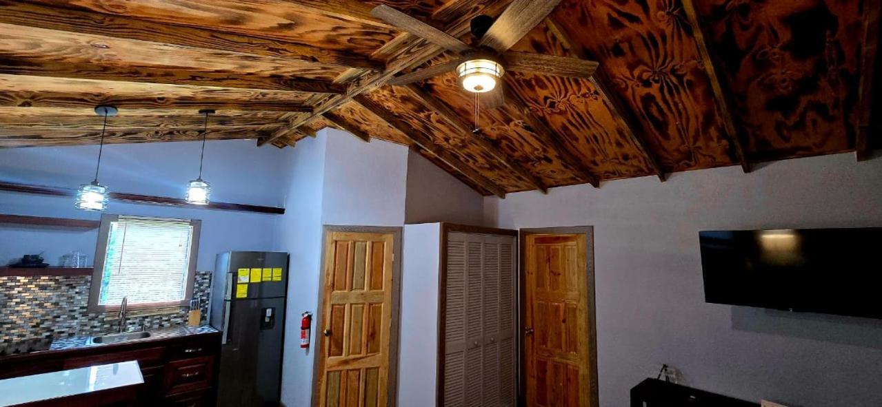 Bed and Breakfast Tuquil-Ha Ladyville Esterno foto